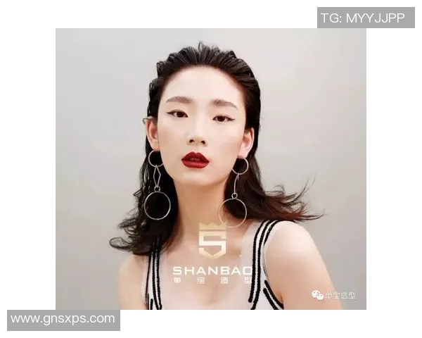 足球明星蓝白发型女生展现个性魅力与时尚风潮的完美结合